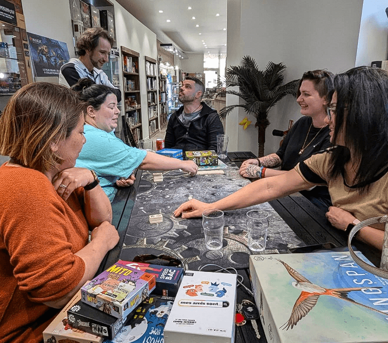Joueurs autour d'une table au bar à jeux GuyaJeux Salon-de-Provence
