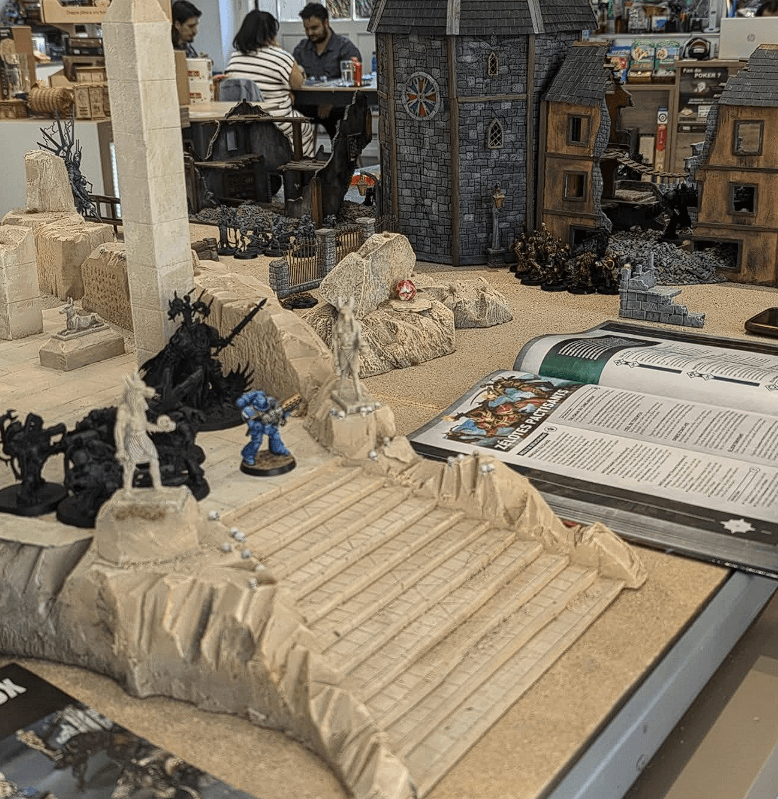 Partie de jeux de figurines Warhammer au bar GuyaJeux
