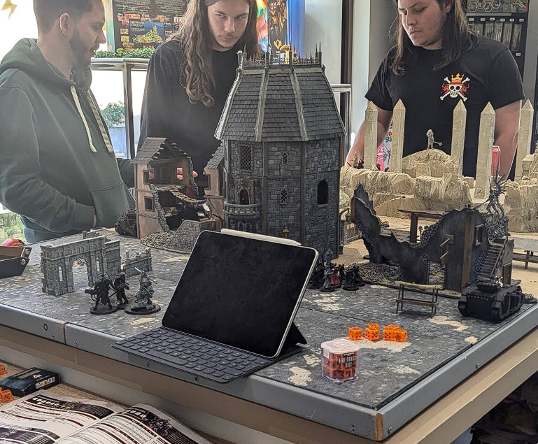 Partie de jeux de figurines avec décors détaillés au bar GuyaJeux